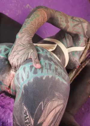 Лесбиянки девушки бросают салат во время анальной игры на кровати