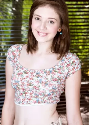 Молодую девушку с каштановыми волосами Блэр Айвори раздевает догола ее парень