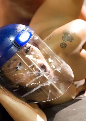 Азиатка Фэй раздевается до костюма на день рождения перед началом минета