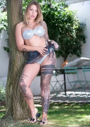 Немецкие девушки совершают жесткие половые акты во время группового секса на открытом воздухе