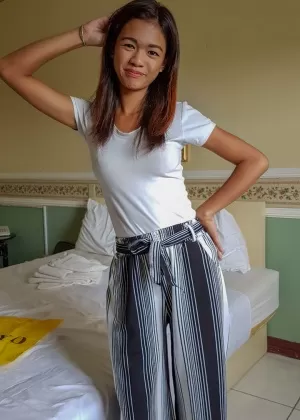 Молодая азиатка Лика получает сперму на лицо после траха в черных чулках