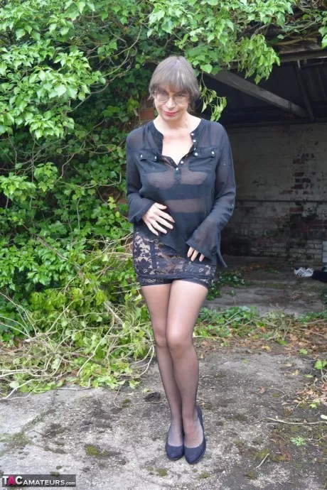 Пожилая любительская шлюха-Барби обнажает свои сиськи и пизду в классическом английском саду