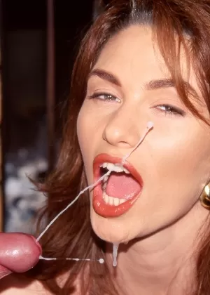 Платиновая блондинка Эльке получает эякуляцию с открытым ртом после ДП