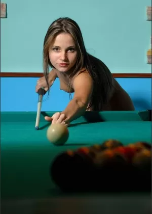 Спортивная девушка Райанель демонстрирует бритую киску и тугую попку на бильярдном столе