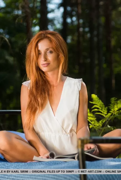 Натуральная рыжеволосая Мишель Эйч полностью раздевается на крова 1