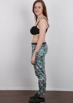 Толстая студентка колледжа Эмбер Пич показывает большие сиськи и пухлую попку