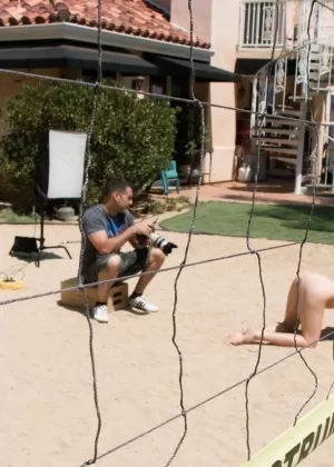 Блондинка соло-модель снимает свое платье и трусики на пляже