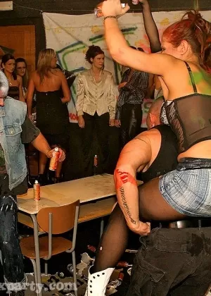 Три цыпочки встают на колени во время посещения вечеринки буккаке