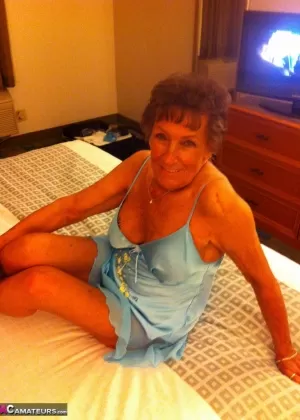 Грязная любительская бабуля показывает свое сексуальное обнаженное тело и целует молодого жеребца