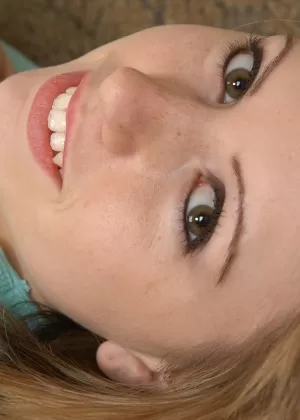 Худенькая любительница Лекси Би целует свой вибратор после того, как поиграла со своей киской на посадочной полосе