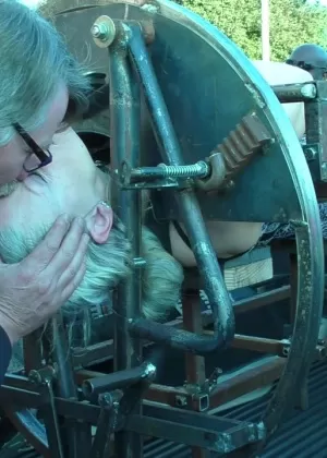 Грудастую брюнетку мастурбируют против ее воли, пока ее связывают и связывают по рукам и ногам