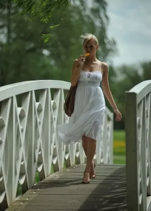 Горячая цыпочка Хейли Мари Коппин ест апельсиновое мороженое, обнажая сиськи