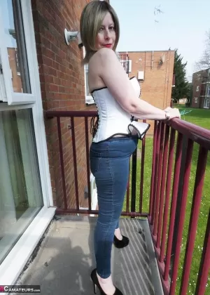 Высокая женщина 30 с лишним лет Сабрина Дип растягивает свою лысую киску