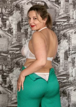 Толстая леди за 30 лет Эллария Роуз обхватывает свои дерзкие сиськи, демонстрируя свою киску