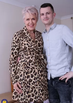 Зрелая женщина скрипит зубами после того, как раздевается для жесткого траха раком