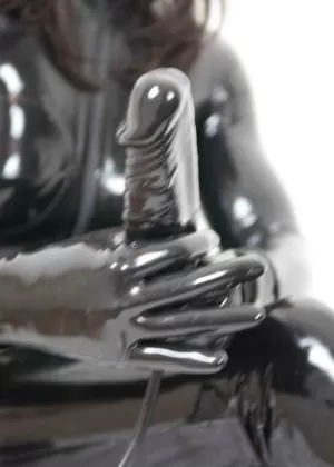 Горячая блондинка Данни Харвуд обнажает свои большие сиськи в своей машине