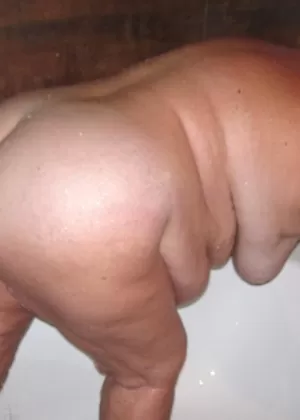 Толстая бабуля с блондинкой трахается из киски в рот со своим молодым любовником