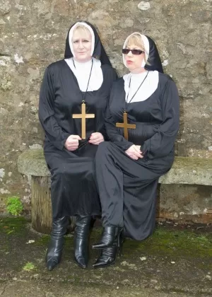 Непослушная монахиня Спиди Би и сестра занимаются сексом втроем с монахом