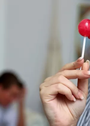 Молоденькая брюнетка Ани Дарлинг лижет сосок, соблазняя своего отчима