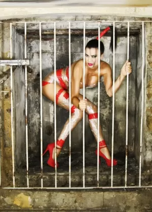 Зрелая шикарная толстушки София язычком целует голую лесбиянку в тюремной камере