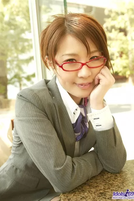 Японского подростка выбирают и мастурбируют на острых каблуках и нейлоновых чулках