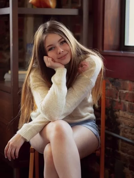 Великолепная девушка Лана Леа снимает свитер и шорты, чтобы позировать в обнаже