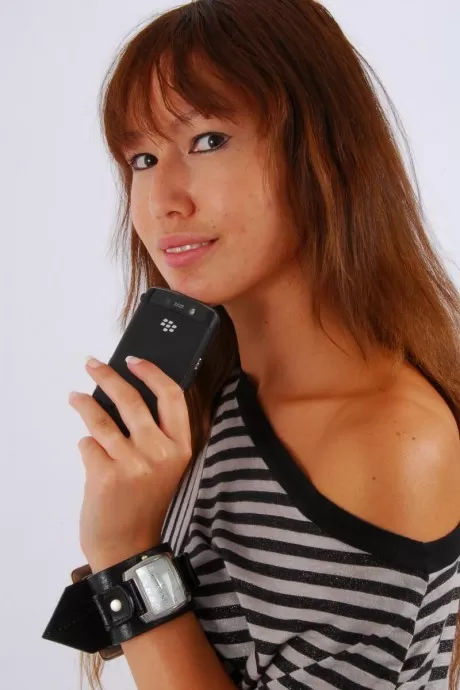 Рыжеволосая азиатская красавица Аюми Аниме принимает отличные позы на скамейке