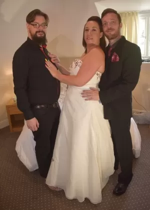 Пышногрудая блондинка латиноамериканка мама Бриджит Би делает минет в ММФ втроем