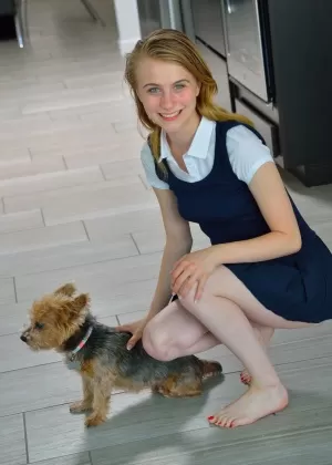 Школьница Аскор впервые раздевается соблазнительным образом