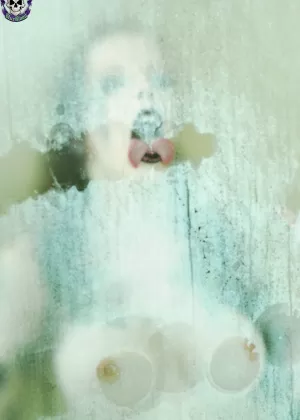 Брюнетка красотка Елена Дженсен выставляет напоказ большие молочные сиськи под душем