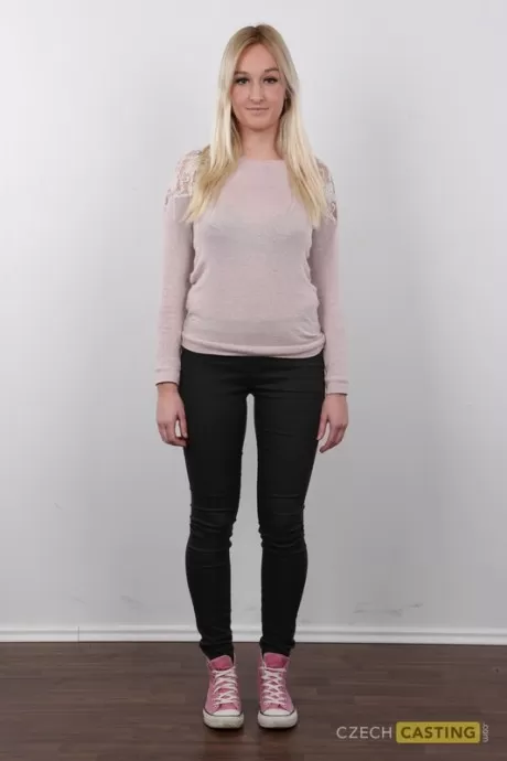 Молоденькая блондинка Каролина садится, чтобы крупным планом показать свою бритую вагину