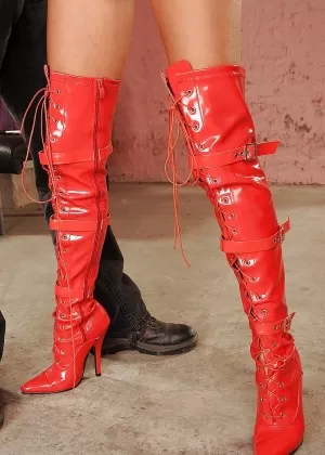 Стройная фут фетиш молоденькая красотка Саша Роуз получает жесткий трах в жопу