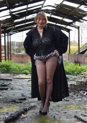 Красивая зрелая толстушка Натали Фиоре показывает огромные большие сиськи в саду