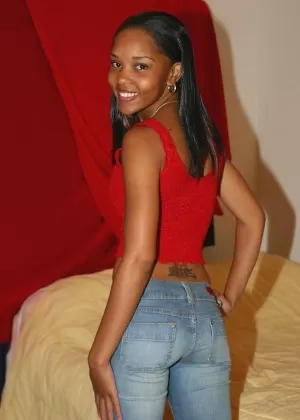 Чернокожая модель демонстрирует свои великолепные ноги на красных каблуках во время акции SFW