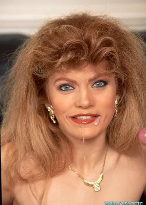 Великолепная милфа в чулках Джейми Брукс вставляет фиолетовый фаллоимитатор в свою муфту