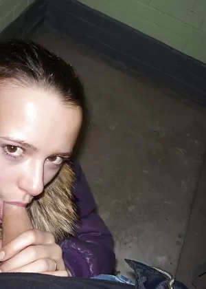 Сладкая европейская любительница позирует для домашнего видео в душе