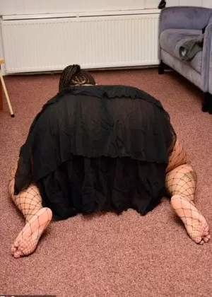 Горячая толстушка ЛИЛИАС УАЙТ встает на колени, чтобы показать сексуальную обнаженную юбку