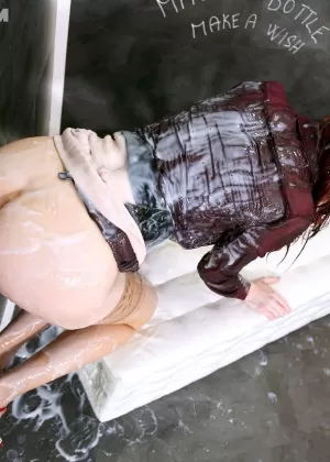 Одетая рыжая обмазывается спермой после того, как отсосала член проститутке