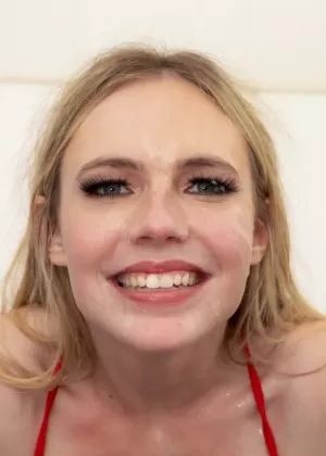 Похотливая зрелая блондинка делает чувственный мастурбирует и получает буккакинг