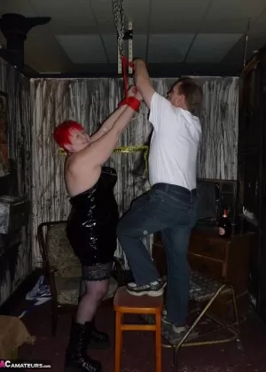 Пожилая рыжеволосая Вальгасмик выставила напоказ свои сиськи, с которыми поиграли после того, как ее ограничили