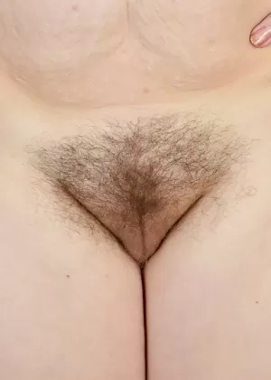 Пожилая рыжеволосая модель Корасон Де Анхель позирует топлесс в колготках