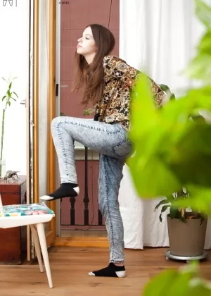 На кадрах скрытой камеры запечатлена любительская модель, одевающаяся в раздевалке