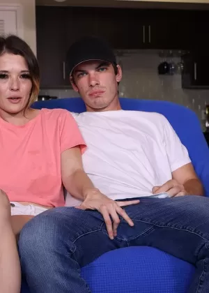 Пожилая пума сбрасывает свое элегантное платье, чтобы молодой парень отсосал ее отвисшие сиськи