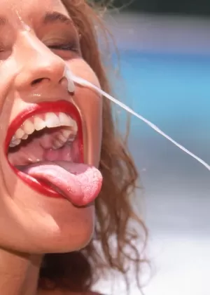 Возбужденная рыжая Габриэль Крик получает двойной трах и сперму на лицо возле моря