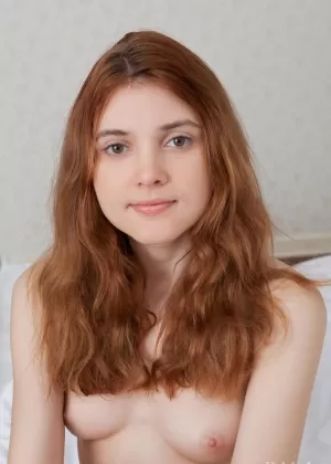 Натуральная рыжая Орабель Койву демонстрирует свою столь же натуральную киску в обнаженном виде