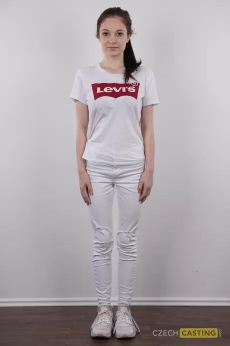 Высокая подросток Дениса показывает свою лысую киску после того, как позировала обнаженной на съемках в качестве модели