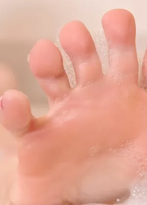 Похотливая красотка Алекса Николь показывает свое потрясающее сексуальное тело в душе