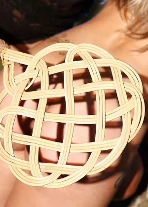 Европейская девушка-пони ест задницу после траха в жопу от лесбиянки в наряде для верховой езды