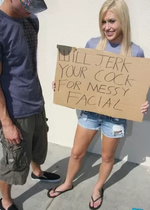 Горячая блондинка Сильвия Сент теребит пальцами свою лысую киску в шубе на публике