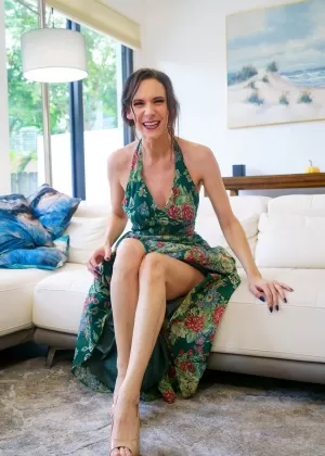 Длинноногая женщина Алора впервые показывает свою розовую киску